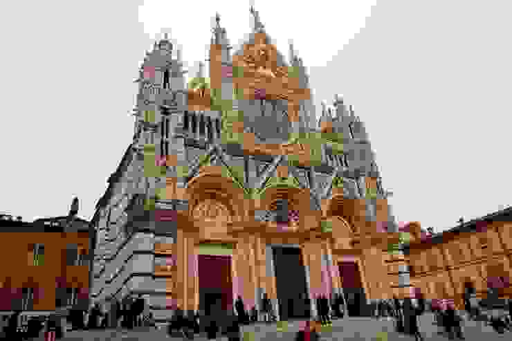 西恩納聖母升天主座教堂(Duomo di Siena)。黑白相間的大理石砌成建築主體，呼應西恩納的城市代表色。