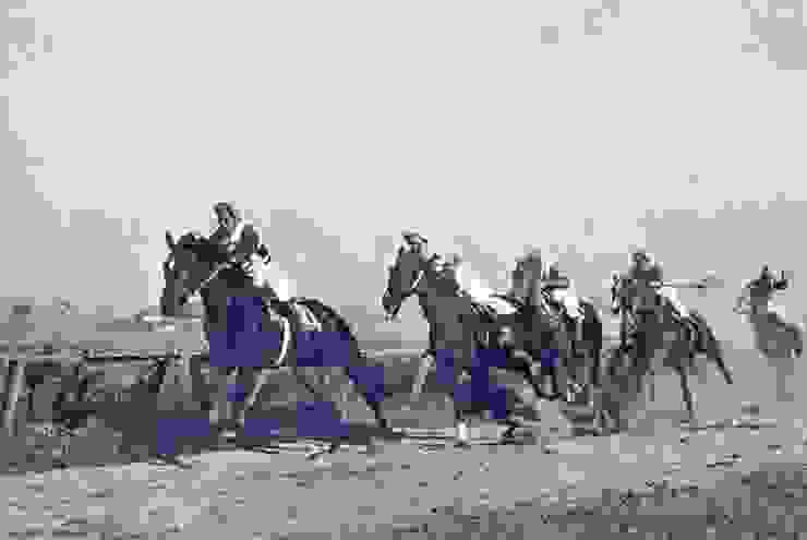 此照片為臺灣早期的馬場設施，跑道是砂土，導致塵土飛揚。出版時間約為日治時期（圖源：文化部國家記憶庫）