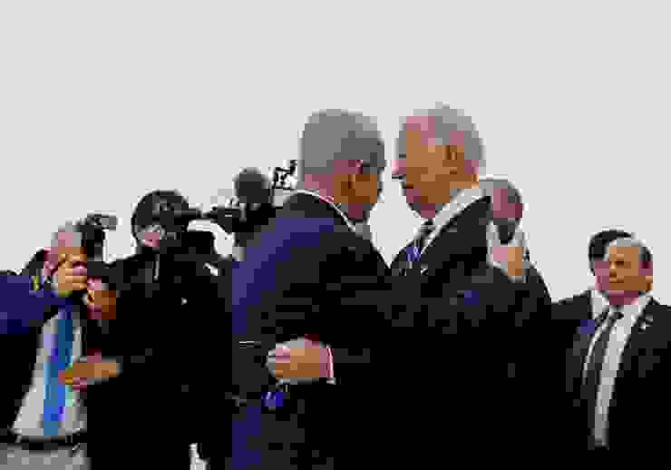 美國總統拜登2023年10月18日訪問以色列特拉維夫，以色列總理內塔尼亞胡親往接機。兩人甫見面即擁抱。（Reuters）
