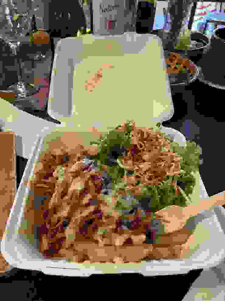 晚餐直奔food truck 老闆去吃老闆娘本日特餐 Pullpork with cheese sause, chips and salad!