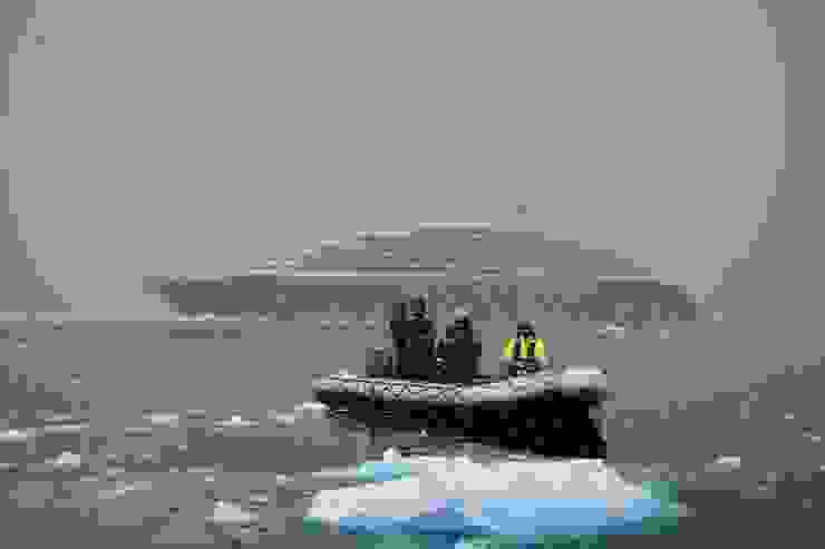 南極探險船及登陸的橡皮艇，Photo by Jeremy Stewardson on Unsplash。