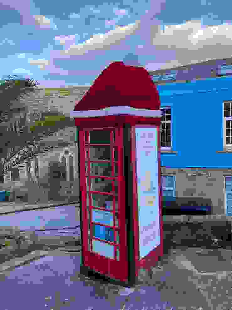 St Ives戴聖誕帽的英國電話亭