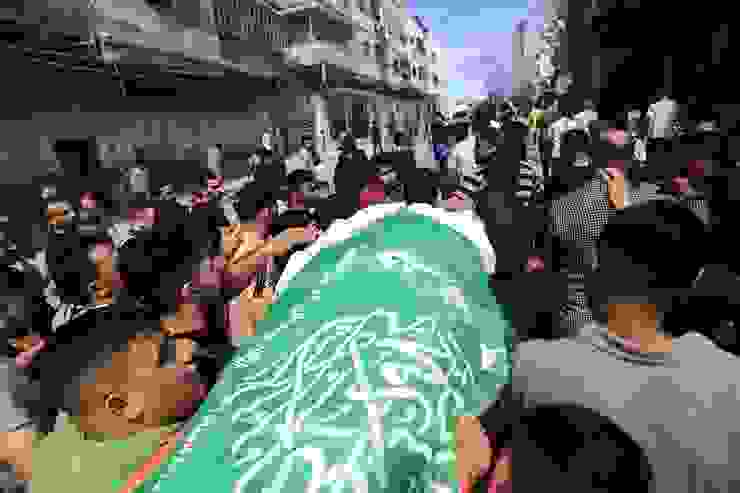 10月7日，加沙民眾為陣亡哈馬斯武裝份子舉行喪禮。（Reuters）