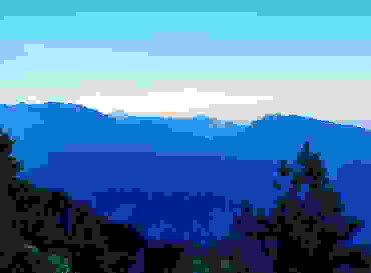 稜線上遠眺卑南主山（左)及北大武山（右））