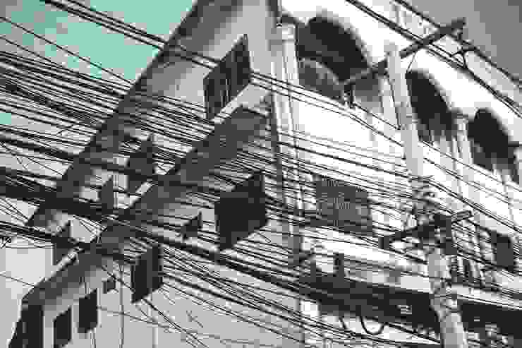 東南亞街頭隨處可見密密麻麻的電線，每當跳電維修時，竟然找得到