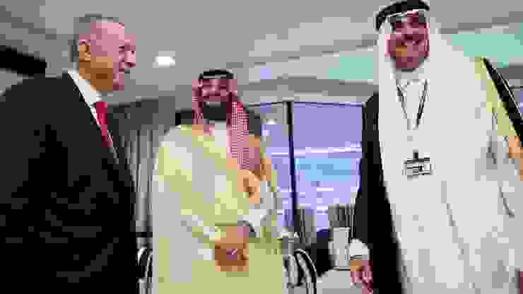 11月20日，卡塔爾世界盃開幕式，土耳其總統埃爾多安（左）、沙特王儲穆罕默德（中）、卡塔爾埃米爾塔米姆（右）共同合影。（Anadolu Agency） 