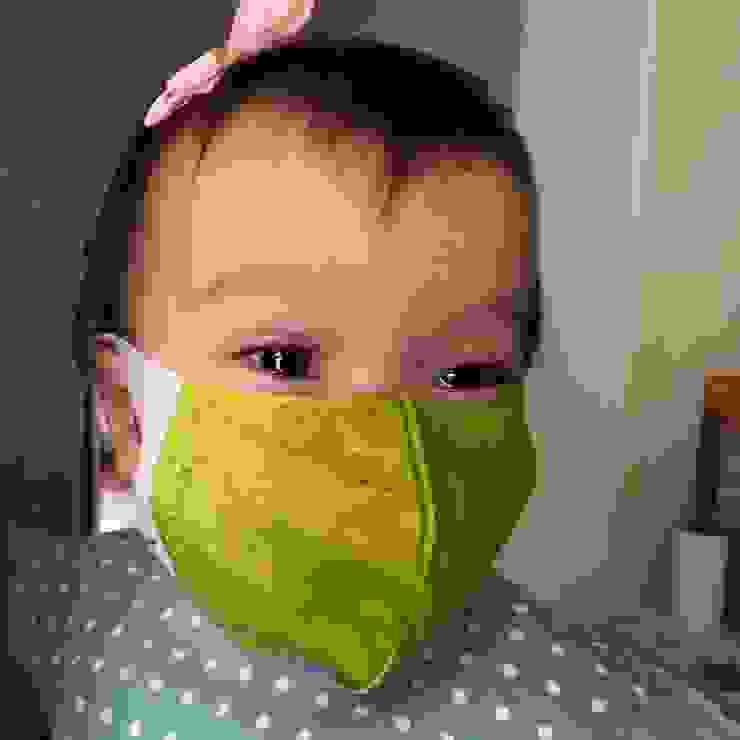 茉第一次戴上口罩的那天，身為家長的我們真的好捨不得，嬰兒呼吸本就沒有大人順暢，還要戴上不好呼吸的口罩