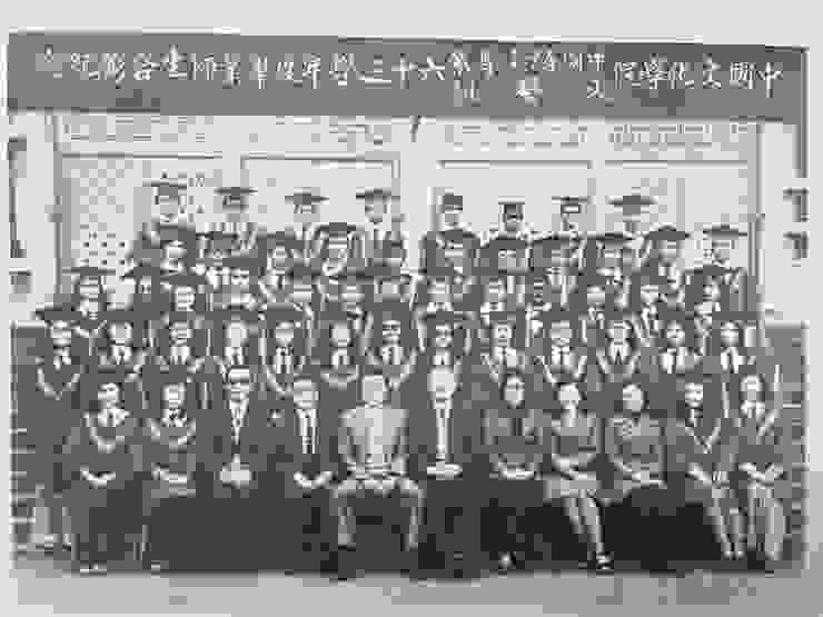 1975年與中國文化學院中文系文藝組應屆畢業生合影