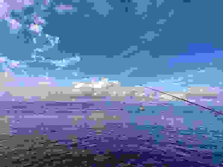 湛藍天空綴滿撒向天際的片片浮雲，白色船艇悠遊徜徉在大海柔波裡，眼前景象愜意迷人啊！（圖 by Vina)