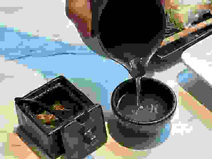 騰爐將品湯視為一種儀式感，連器皿也專程購自鶯歌的「品湯陶器」，讓顧客體會舌尖品味的奧妙變化。（圖／騰爐提供）