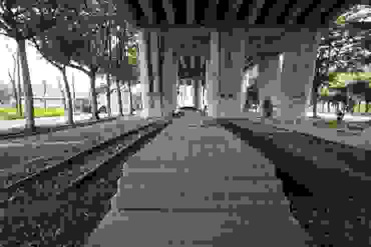 泰安車站南側高架橋下的空蕩月台