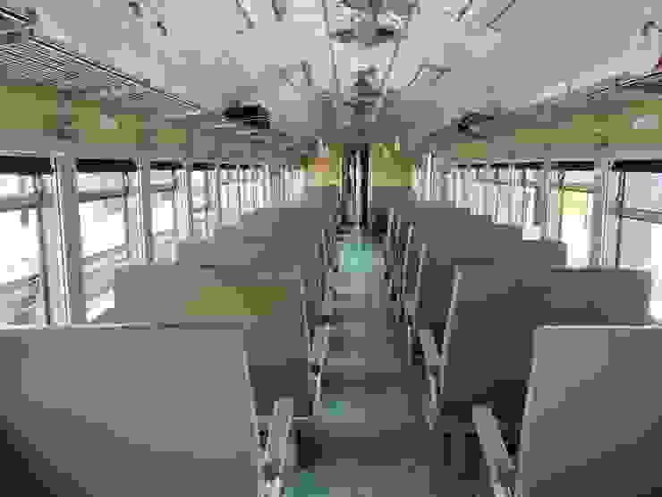 湖水綠皮的椅子、懸吊式電扇、可以開窗的火車，這就是藍皮解憂號。（筆者攝影）