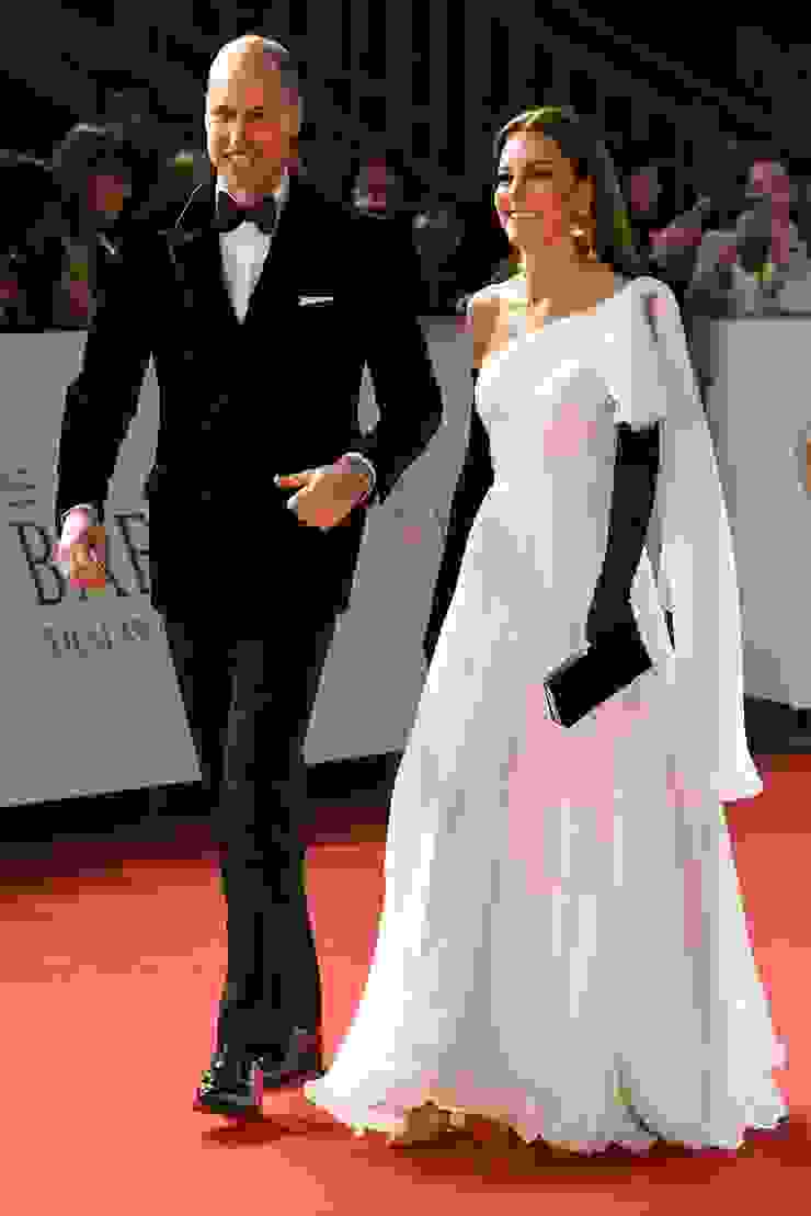 凱特王妃出席BAFTA頒獎典禮 雖然黑白配禮服是舊衣改造，但我實在看不懂這黑袖套的紅毯造型XD