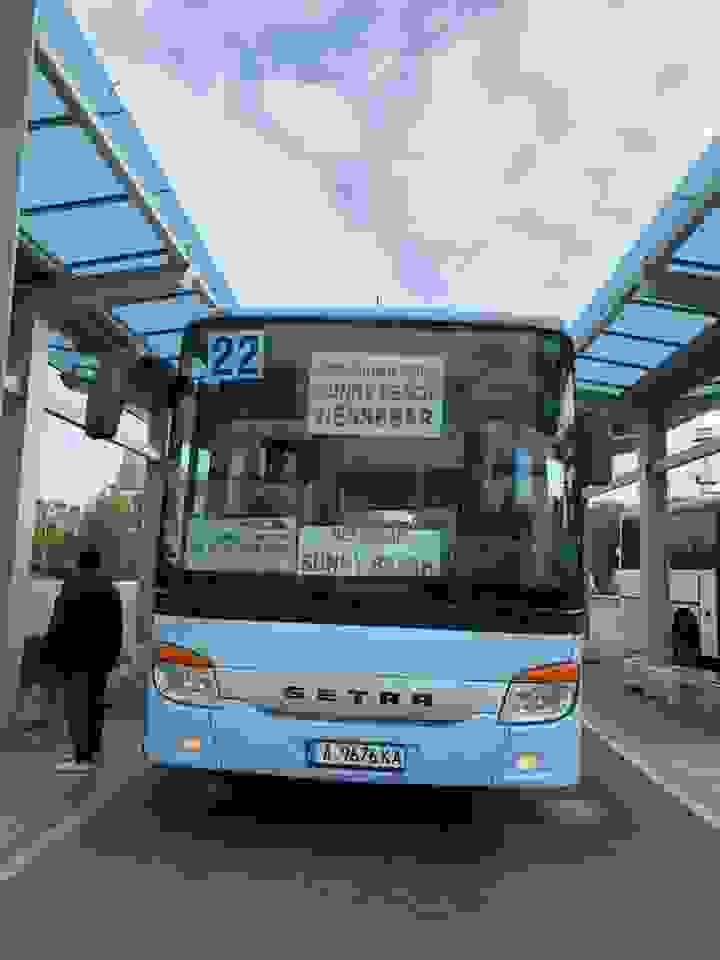 22號巴士往內塞伯爾出發