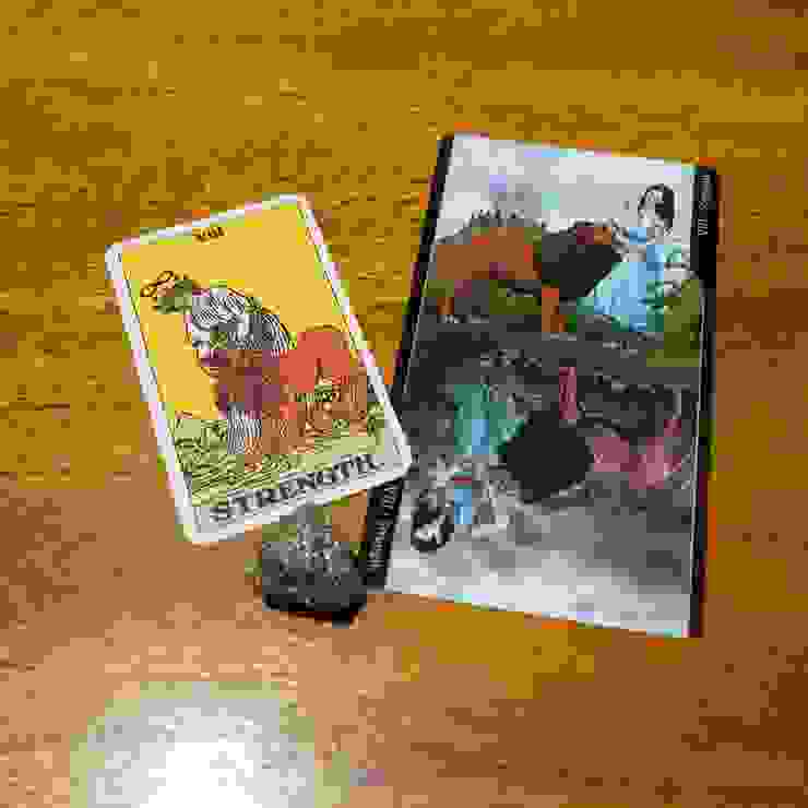 比例尺再一張。左邊就是迷你版，我最喜歡的大阿爾克納牌--力量牌。牌卡雖小、但印製一點也不含糊，線條與套色都力求精細。