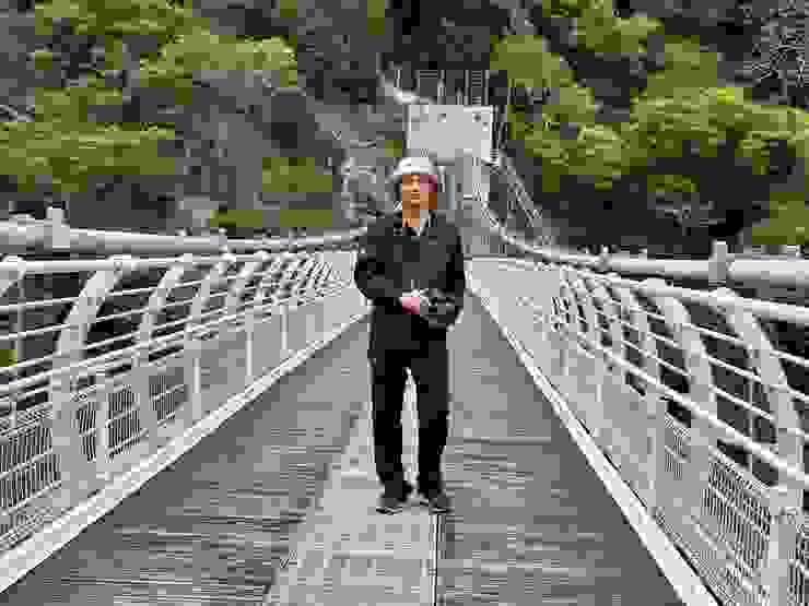 【JB在山月吊橋上，佳源攝。】