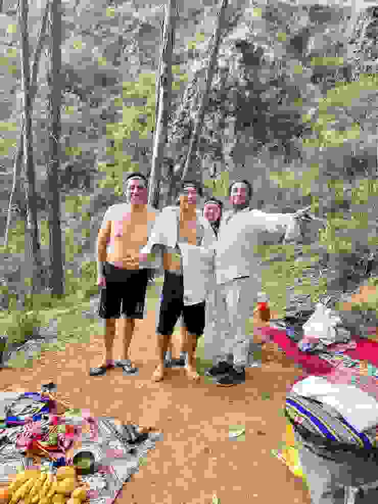 洗完桑拿的合影，最左邊是地陪Alan，穿著白色衣服是薩滿Roberto
