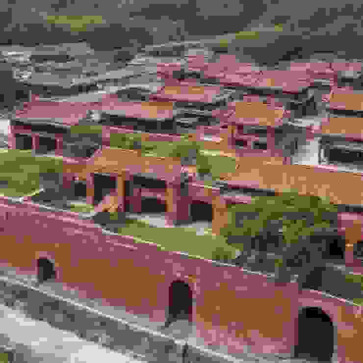 重建後的恆春落山牆及城牆內的紅磚造民居。/AI攝影