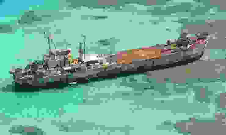 已經在仁愛礁了擱淺二十餘年的馬德雷山號戰車登陸艦，外表已十分的老舊。