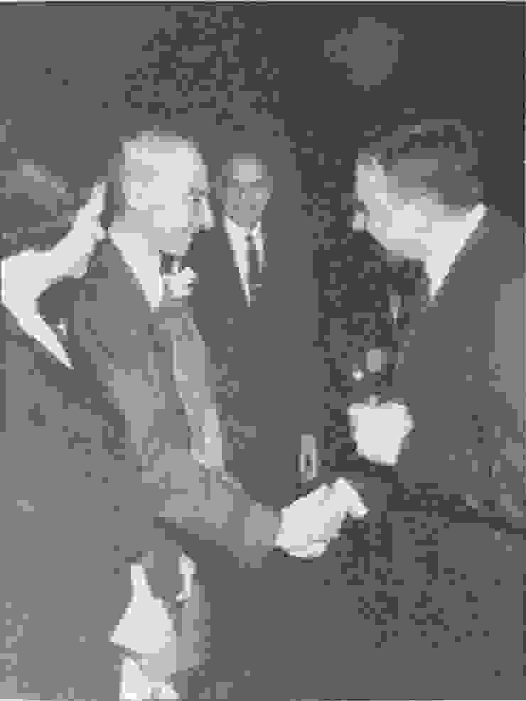 1963奧本海默獲頒費米獎，愛德華泰勒走向奧本海默恭喜他獲獎，基蒂則面無表情站在丈夫身邊（照片來源：筆者翻攝自《奧本海默》（下）國家英雄殞落。時報出版 2023 