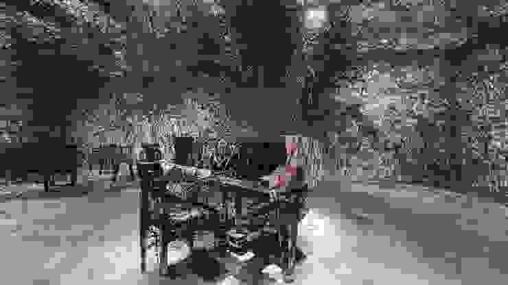 取自中央廣播電臺 塩田千春「靜默中」，2002/2021，燒焦鋼琴、燒焦椅、Alcantara黑線。(江昭倫攝)