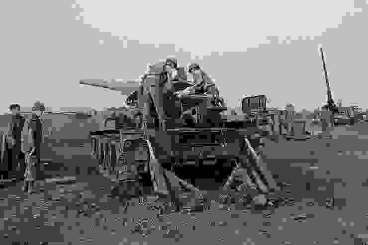 佈署於卡羅爾營區的M107自走砲，M107高達32.8公里的最大射程能夠支援遠方的友軍基地，在越南是非常重要的支援火力平台，然而代價是較慢的射速(最大射速僅每分鐘1發)與極低的砲管壽命(早期僅400發)