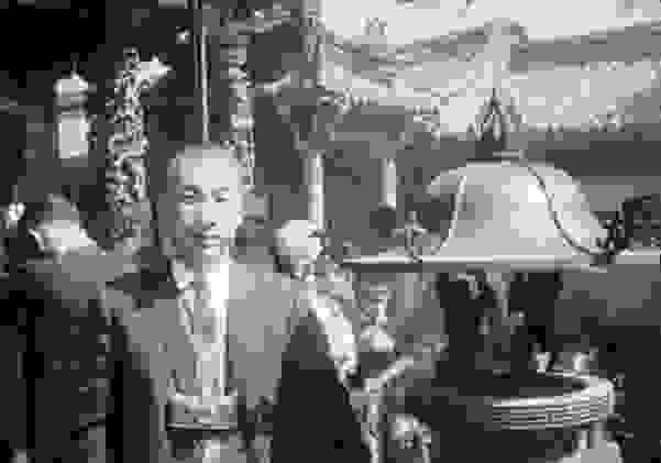 圖中的男性為鄧光南，拍攝地點位於艋舺龍山寺，時間為戰後初期。（圖片來源：文化部國家記憶庫）