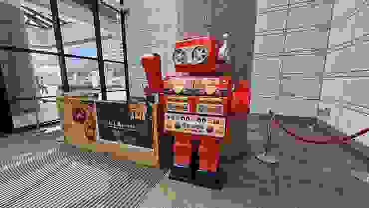 世貿門口超可愛的古早味機器人!