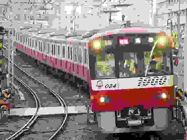 開往高砂站的京急1000形列車。