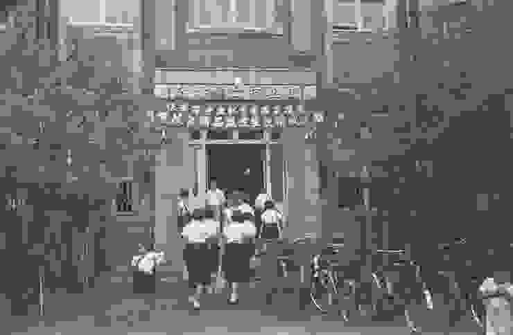 昔日高雄市立圖書館入口大門景象（©高雄市立歷史博物館）