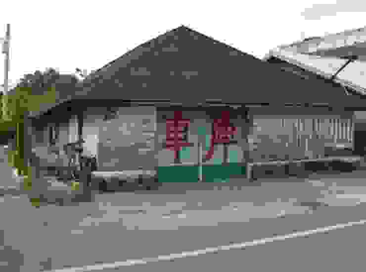 由於豐田村的日本移民大都來自於北海道、四國沿海地區，早期遷居時其建築習性，仍採用原居地的「四邊斜」建築方式，居民稱之為「風鼓斗屋」。其特色在於屋矮，避免遭受強風吹襲，屋頂四邊斜度約 15 度以防止積雪堆積。1937 年起，由於移民村經濟收入提昇，木造瓦屋逐漸取代了風鼓斗草屋，目前座落於豐田火車站前的風鼓斗造型草屋，已成為唯一遺留下來的代表性建物（Source: 花蓮縣文化局 / 政府資料開放授權 / 發佈於《國家文化記憶庫》）