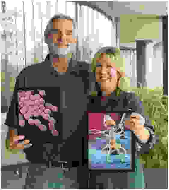 照片摘自本書，湯姆(左)拿著鮑氏不動桿菌的照片，與拿著噬菌體照片的史黛芬妮(右)。