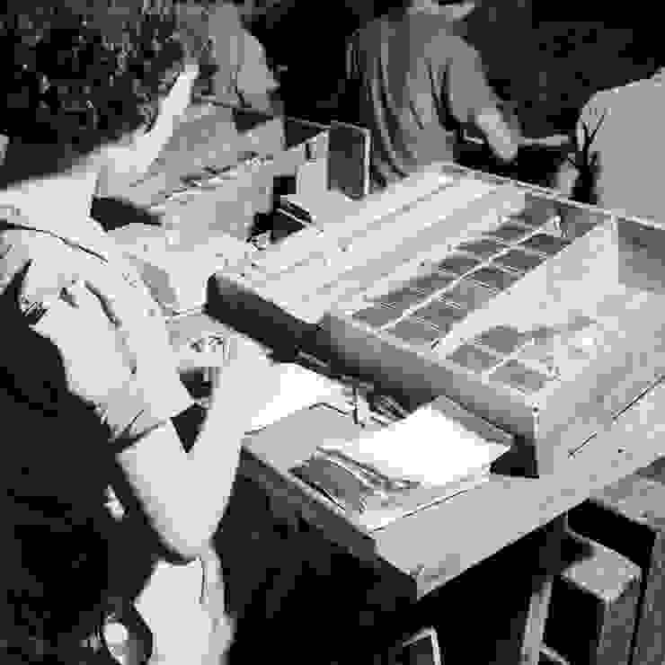 圖8 香菸工廠員工將香菸用裁切好的錫箔紙包裝

案名：1958農復會照片
檔號：0047/0005/1 
來源機關：行政院新聞局
管有機關：國家發展委員會檔案管理局