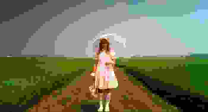 穿著華麗羅莉塔洋裝的桃子，與鄉村背景產生巨大落差，造成電影的荒謬調性。(圖片來源：劇照)