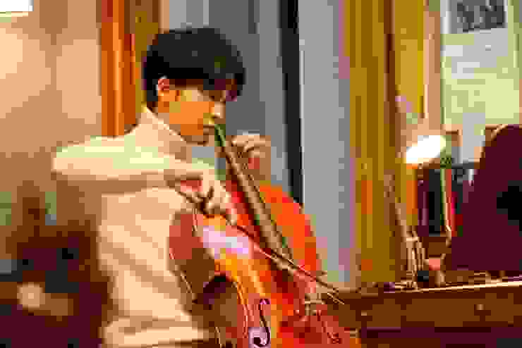 除了歌曲之外，男主角聖司也從動畫的拉小提琴，在真人版則變成拉大提琴