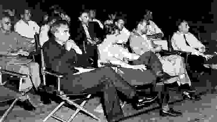 奧本海默在1946年於洛斯阿拉莫斯實驗室參與代號「超級」的研討會（第二排中央穿外套者）
