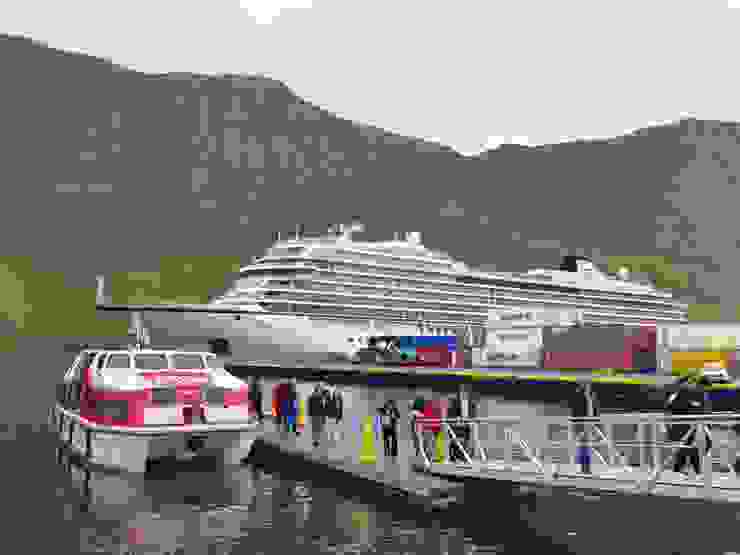 停泊Isafjordur港口的Viking郵輪，據該船一起參加觀光行程的乘客說，此為專為熟齡族群設計的航線。