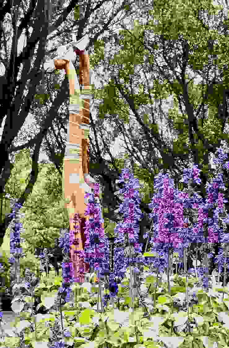 高高的紫色鼠尾草搭配細長脖子的長頸鹿造景，真的有創意。（圖 by Vina)