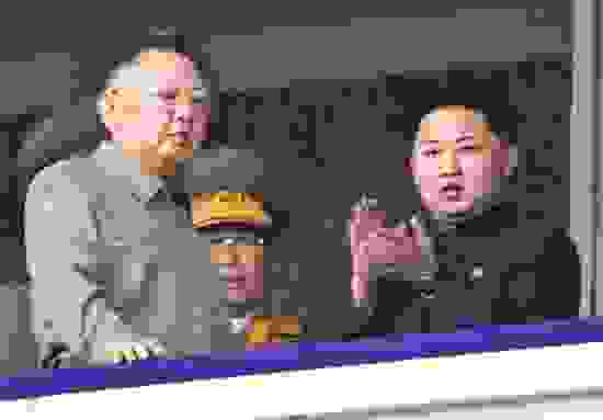 2010年10月 北韓閱兵典禮，金正日與金正恩 〈北韓勞動新聞〉