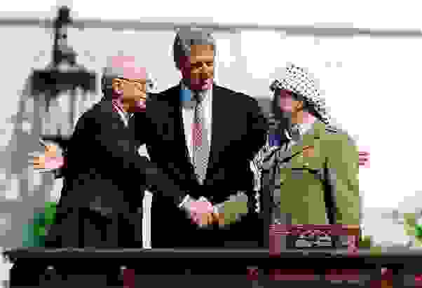 巴勒斯坦時任領導人阿拉法特（Yasser Arafat）於1993年9月13日與時任以色列總理伊扎克·拉賓、美國總統柯林頓達成奧斯陸協議。