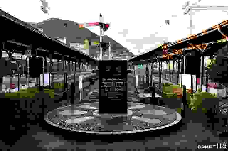 門司港車站的0哩起點標設計融入蒸汽機車的動輪，標誌著九州鐵道歷史的起點
