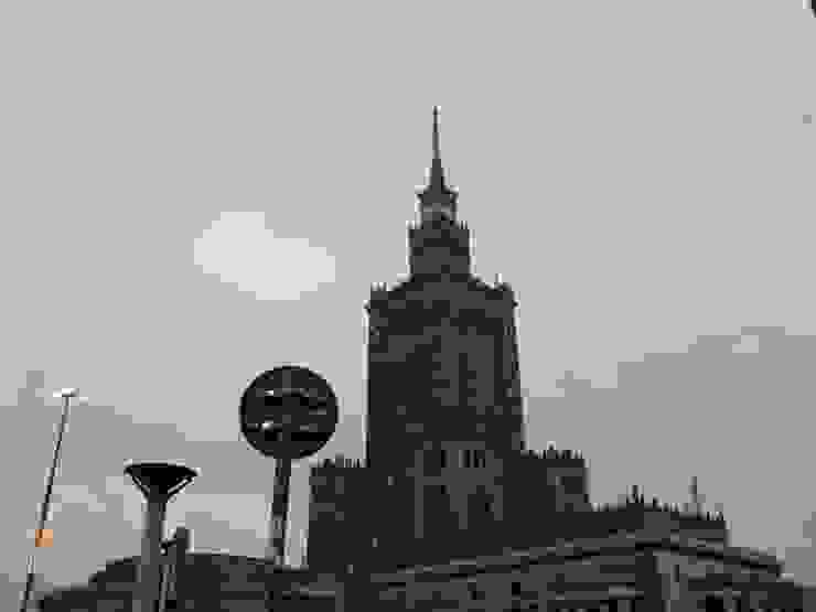 中央車站可看到科學文化宮，是波蘭境內最高的建築物，也是該國首都華沙的標誌性建築。