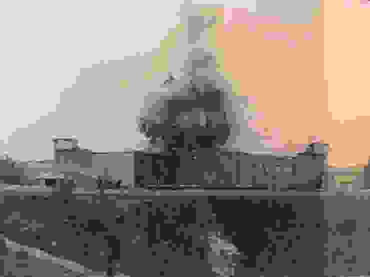 1962年爆破移除Letna山頂史達林像的瞬間。 800 公斤的炸藥用下去。 (Source URL: https://commons.wikimedia.org/wiki/File:Blowing_up_the_Stalin_Monument.jpg)