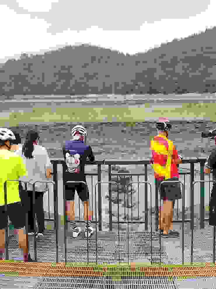 遇到一團自行車騎客 組了團 騎到九蛙疊疊樂處 河童拍攝/2023年