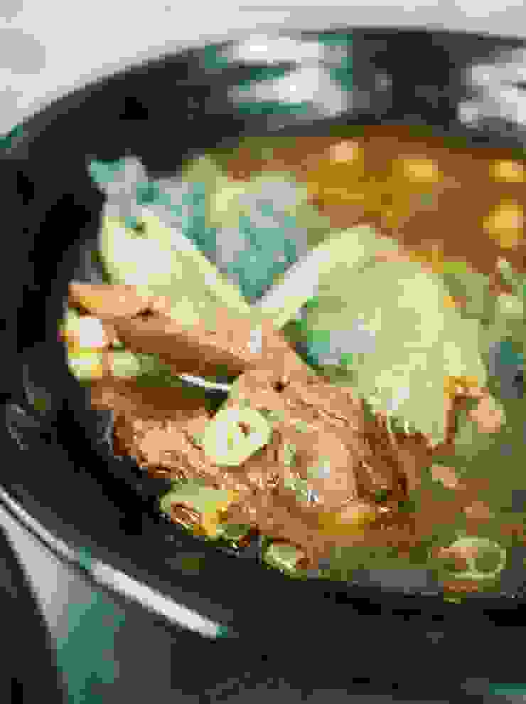 一碗豪氣的紅燒牛肉湯。