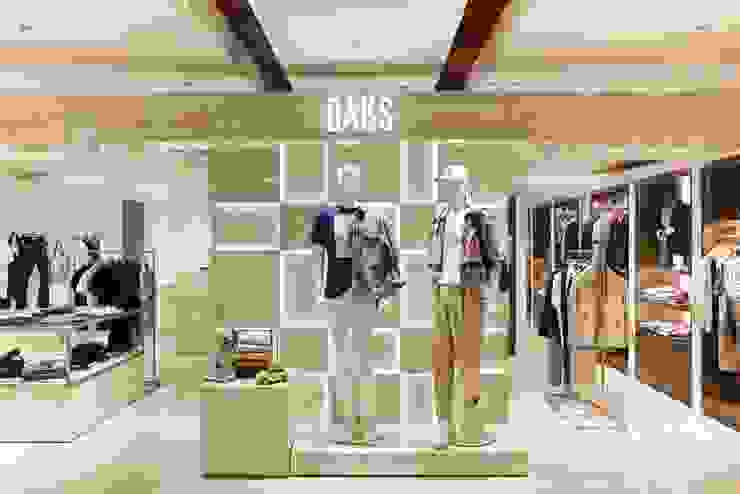 DAKS以與Slowboy合作系列主題男裝形象櫃在台北SOGO登場。（圖／DAKS提供）