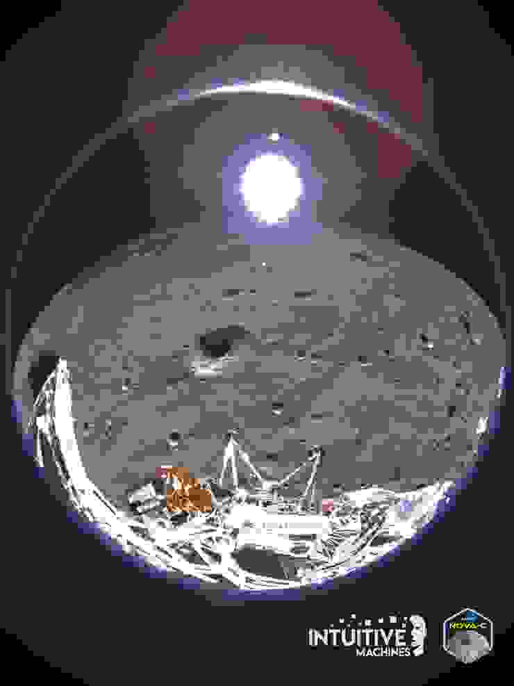 奧德修斯號登陸月球後回傳的影像，放大可以看見搭載藝術品的鎳金屬光碟