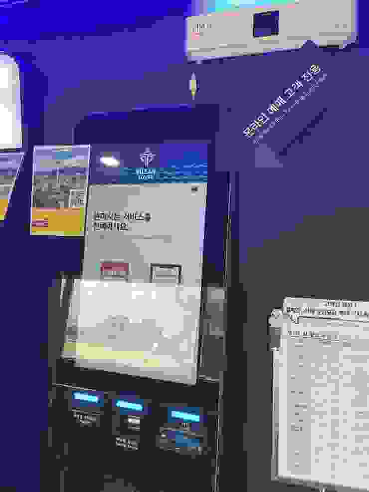 進入售票亭後第一台機器是給先在網路上預訂門票的遊客作取票使用，現場購票的話要使用其他機器。