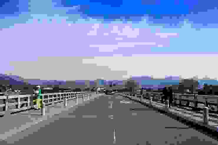 橋上空無人車，大可站路中取景。