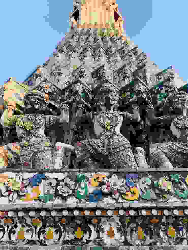 除了繁複的佛塔雕刻之外，曼谷的佛寺顏色是很繽紛的，是經典的東南亞風情。